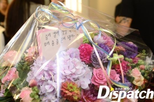  The first thing that caught my eyes was this bunga basket. The words, 'Congrats on Seungri’s comeback. We are ready to dance,’ are clearly written. His peminat club gave him a present to congratulate his first TV appearance. Seungri placed the Bunga in