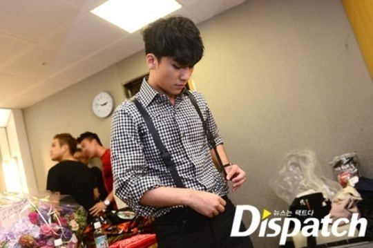  No problem with the costume check. Seungri took care of his stage costumes without the help of stylists. He is wearing suspenders. Can anda see his edgy fingers?