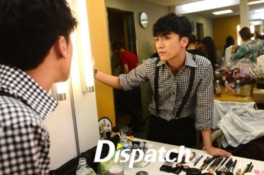  Hairstyle, makeup, and costumes are all set. Seungri checked himself in the mirror right before he went on stage. He made sure he looked perfect 의해 checking himself in different angles.