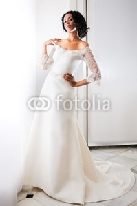  Fancy in her wedding 袍, 礼服