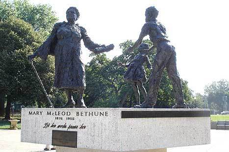  While On A Business Trip In Washington, D.C. The Newlyweds Make A Stop A 林肯 Park To The Statue Of Mary MacCleod Bethune