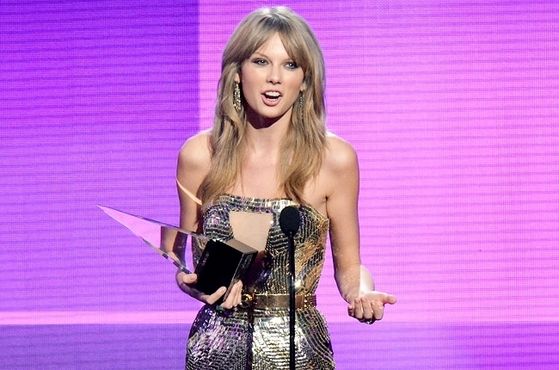 Taylor Swift accepts the Artist of the Year award onstage during the 2013 American Music Awards on November 24, 2013 in Los Angeles, California. Lester Cohen/WireImage