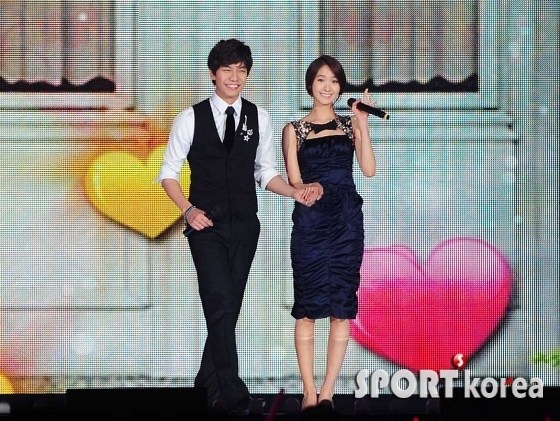  Seunggi & Yoona at SBS Gayo Dajeun 2011