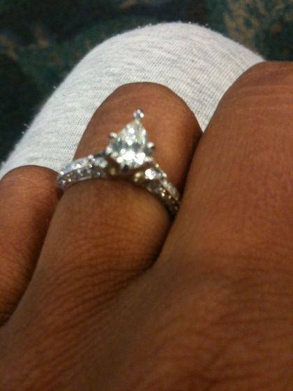  Maris Показ Off Her Engagement Ring