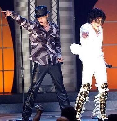  Justin & Michael Jackson at the MTV awards 2001