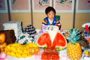  Hyun Joong at his first birth Tag