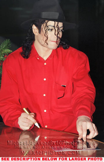 Signing Autographs For His peminat-peminat