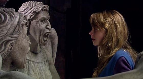  Sally Sparrow faces Weeping angeli in 'Blink'.
