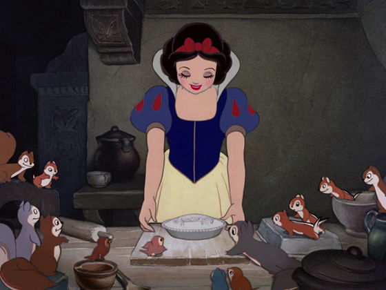  Snow White bakes a pie for Grumpy and tries to focus on 表示中 him thanks for living in his house rather than treating him the way he has been treating her.