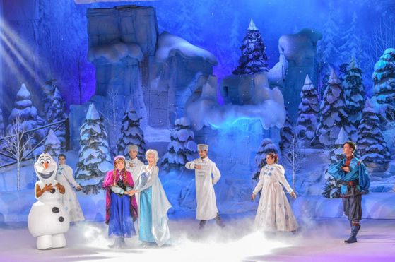  The cast of Холодное сердце Sing Along in Disneyland Paris.