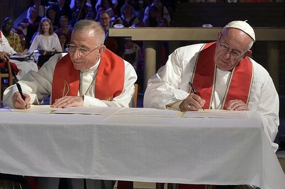  Pope Francis & The President Of The Lutheran World Federation Signing A Joint Declaration