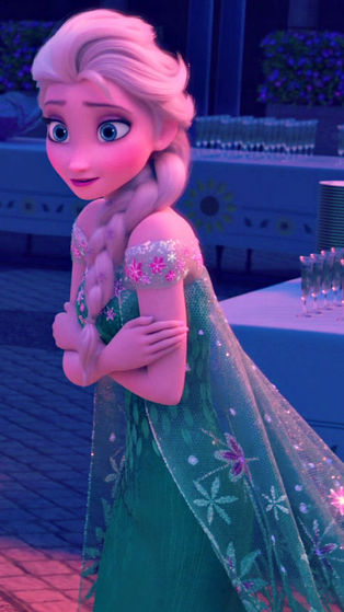  Elsa is getting cold with her アナと雪の女王 Fever Dress