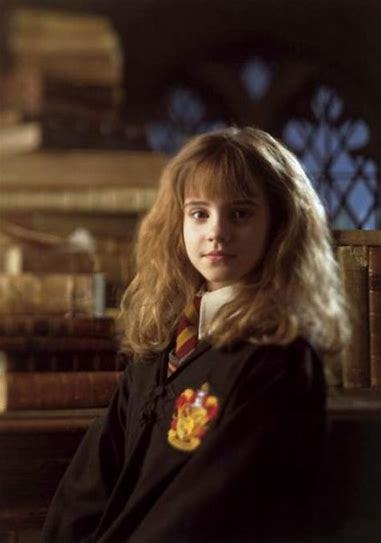  Emma Watson played Hermione Granger through the whole series. Here is a pic of Hermione in the sorcerer's stone. Emma Watson was 10 while playing Hermione.