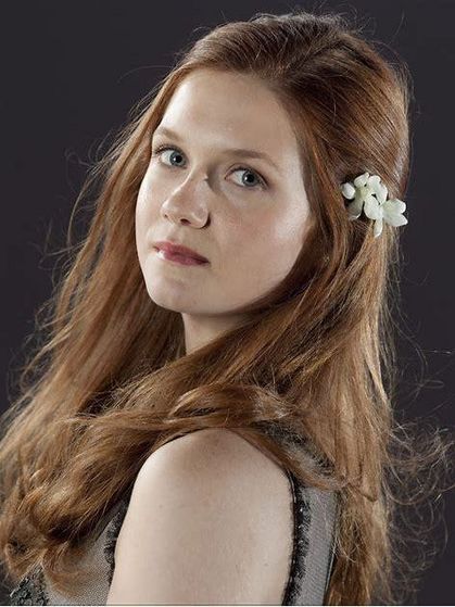  Bonnie Wright played Ginny Weasley and earned fame from it. She is an actress born in 1991 伦敦 and is also a model. She was 9 while playing Ginny.