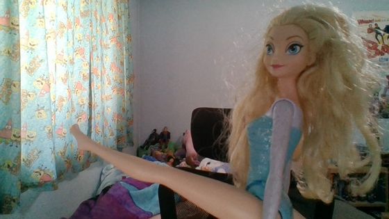  Elsa at gymnastics practice.