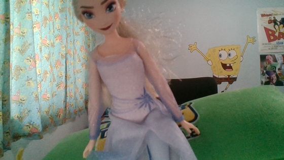  Elsa's on a diet, so she'll sit on her ক্যান্ডি চকোলেট instead of eating it.