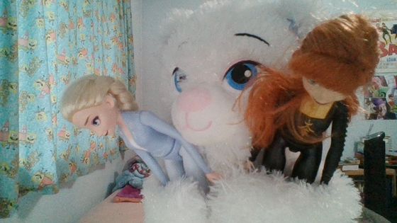  Elsa 곰 loves her sisters.