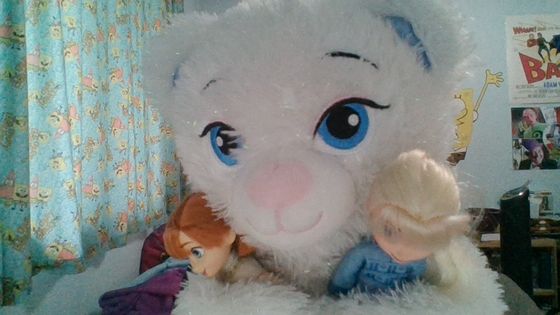  Elsa くま, クマ babysitting her sisters.