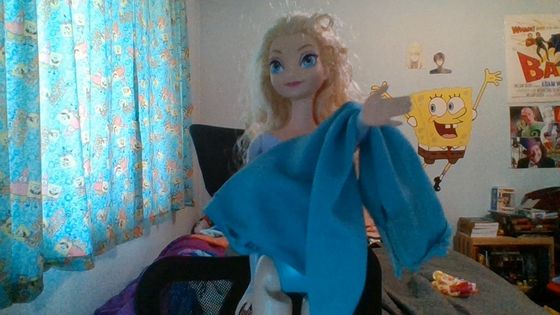  Whenever a sister needs a hand (or in this case pants), Elsa will come to the rescue.