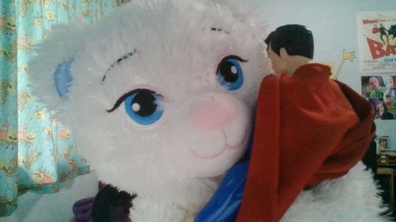  Elsa menanggung, bear has super big hugs for superheroes.
