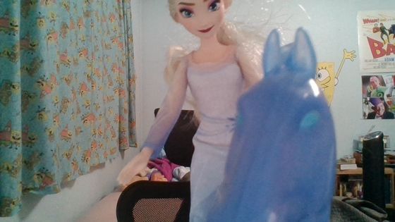  Elsa rode on a horse from Arendelle to Fanpop.