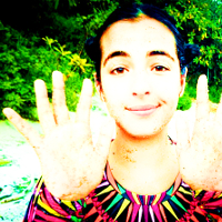  2. Messy {With the editing we don't see very well :/... But her face and hands are full of sand lol!