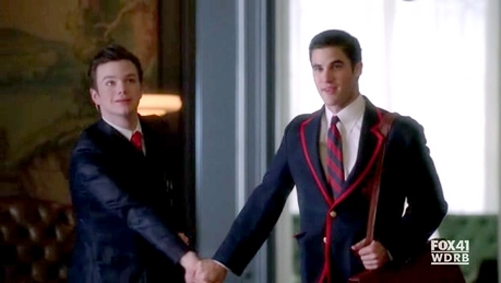  @Nicky23: amor that picture of Blaine <3 In the hallway <3