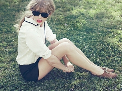The original shot. Love her sunglasses 