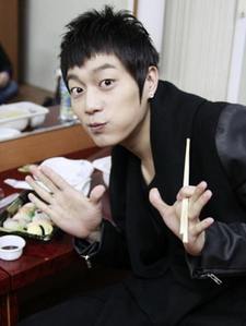 Gikwang Body picture CLOSED
Now, Find Doojoon in this pose picture