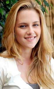 here is a blonde haired K Stew