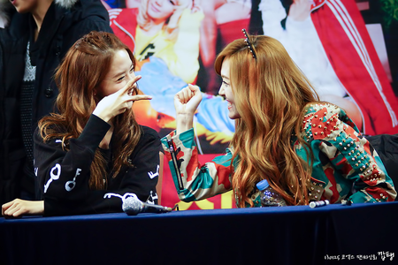  Yoona and Jessica ^^ Jessica is not my favorite, but I like to see them together, I feel they are ve