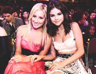  selena with tisdale :)