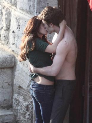  Twilight Saga New Moon Edward and Bella ( Robert Pattinson and Kristen Stewart)