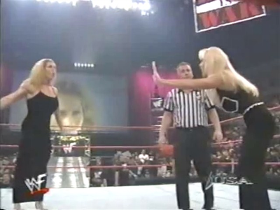  "I wanted to see cachorrinhos and we get a dog" -Evening vestido Match: Debra vs Nicole baixo ---Raw is War