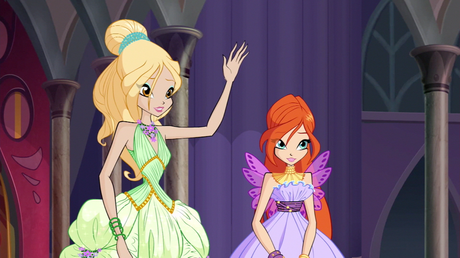 Notice Daphne's dress? just a few seconds after stella gave her the new dress,she's back in this one