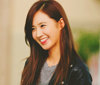  día 1. My bias is Yuri, because I think her personality is a bit like mine, she's very beautiful, sex