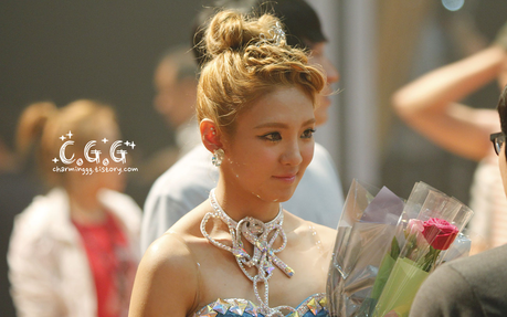  Sorry :/ Here's Hyoyeon with flores ^^
