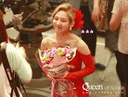  Bias: Seohyun Hyoyeon holding flowers.