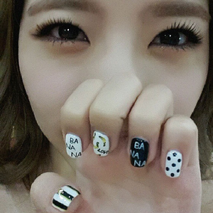  sunny and her nail art I COMMAND a pic of snsd sunny and sooyoung laughing