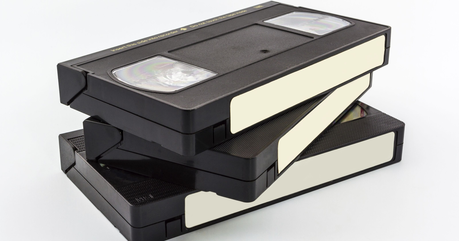  día 24 - Something totally UNcool about the 90s No cellphones like what we have today o VHS tapes