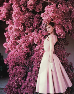  Audrey Hepburn's iconic kulay-rosas dress <3