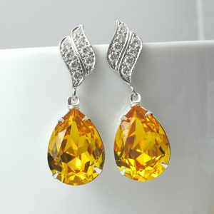  Just dropping sa pamamagitan ng with a pair of yellow jewel earrings, don't mind me...~