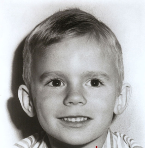  hari 4. Young. Here is a very young Richard Dean Anderson! what a cute baby!! ❤