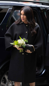  ...bring Duchess Meghan with flowers 💐