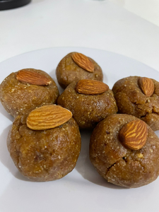  Just freshly made, dates and almonds pergunta for anyone who read this, are the imagens I upload up
