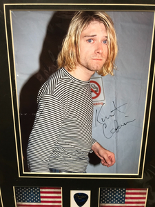  Beautiful and original signed foto of Kurt Cobain including gitarre pin, framed and certified!