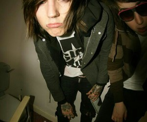  Hi! I fount this picture of Oli, and his ジャケット is just so awesome to me, I really want to find one