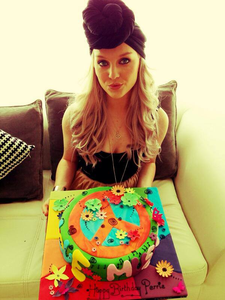  Its Perries b'day !!! With her new long luscious locks shes just BANG in Zayns eyes ! With her new ha