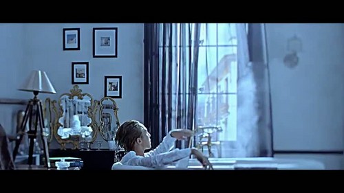  "That XX" द्वारा G-Dragon संगीत video screencap