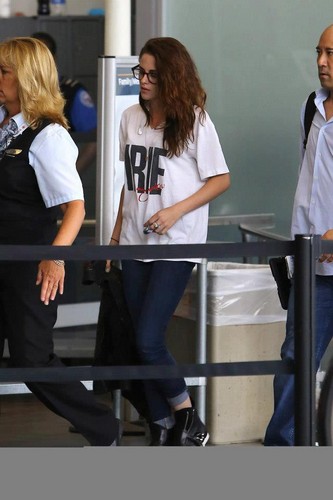 Kristen leaving for TIFF (9/5/12)